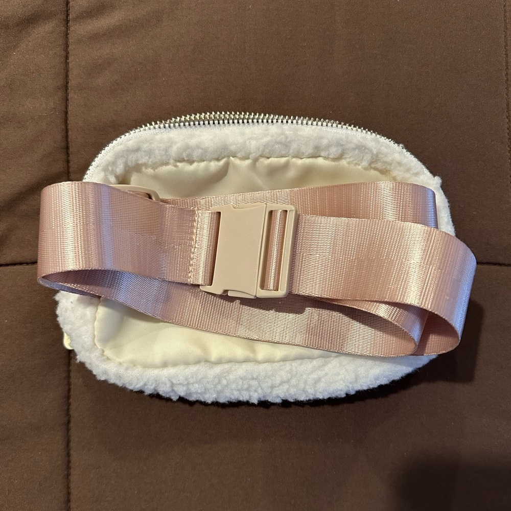 APANA Studio City See Me Run Cozy White Sherpa Belt Bag/Crossbody Sling - Picture 7 of 14